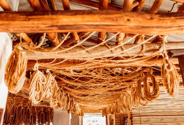 Secador antiguo con muchas cuerdas colgando de vigas de madera — Foto de Stock