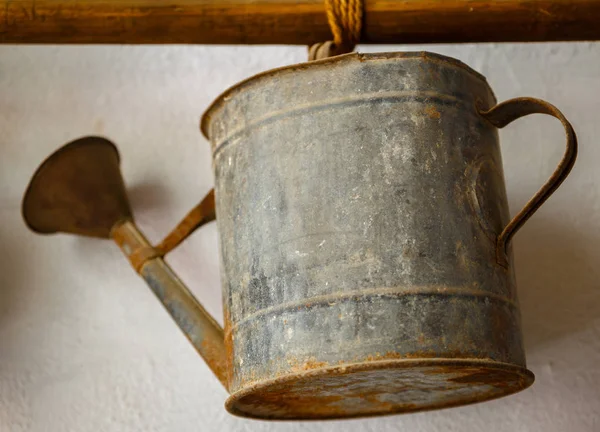 Oude metalen gieter — Stockfoto