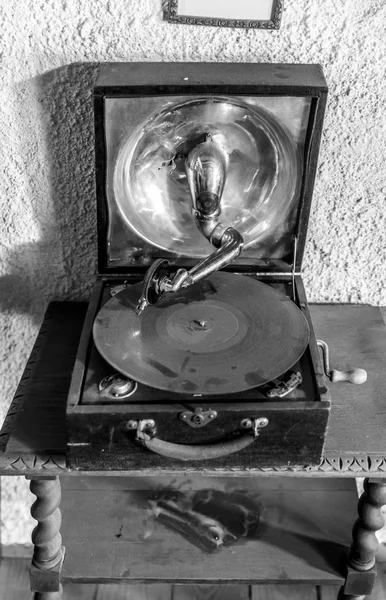 Velho gravador colocado em uma caixa de madeira — Fotografia de Stock