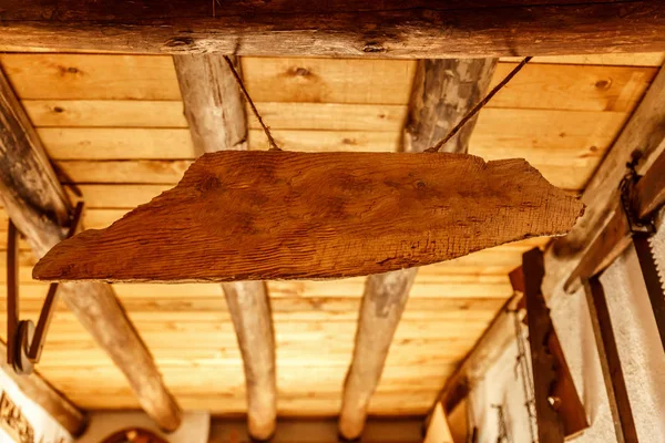 Деревянный знак висит на деревянной крыше — стоковое фото