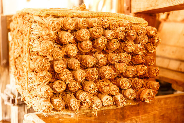 Пачка сухих табачных листьев
