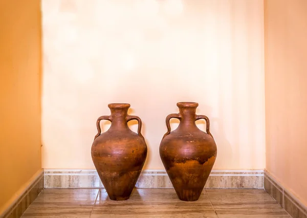 2 개의 갈색 장식 amphoras — 스톡 사진