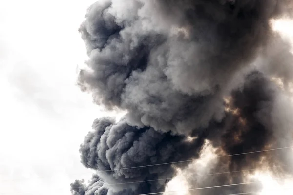 Impressive and thick column of smoke in the middle of the sky — Stock Photo, Image