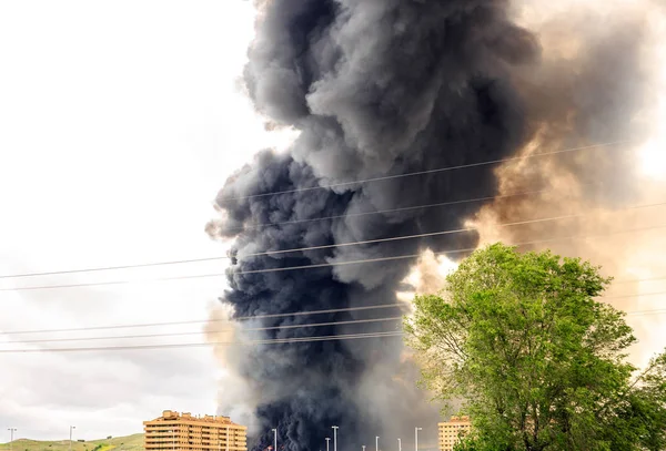 Dikke kolom van rook uit een brand — Stockfoto