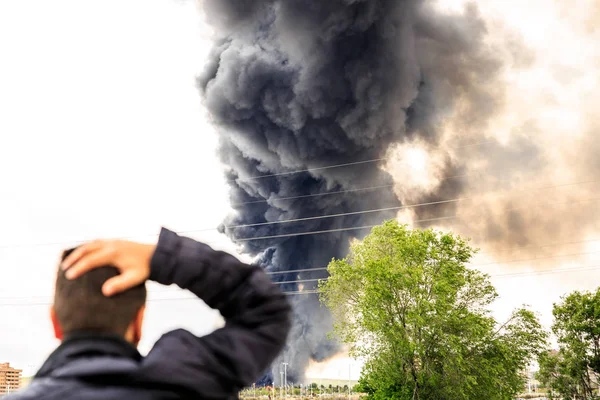 Büyük bir adam şaşırtıcı bir yangın dumanı — Stok fotoğraf