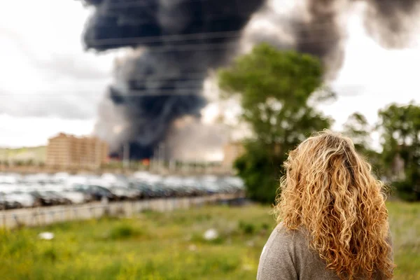 A huge fire in the middle of a large population, is witnessed by — Stock Photo, Image