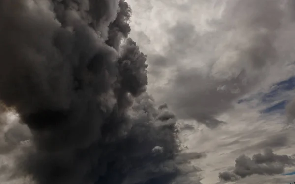 The smoke of a fire invading the sky — Stock Photo, Image