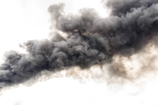 La fumée d'un feu recouvrant une partie du ciel — Photo