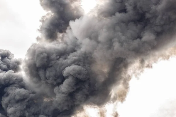 Een dikke rook gedeelte van de hemel — Stockfoto