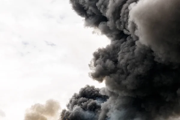Kirletici ve çok koyu duman — Stok fotoğraf