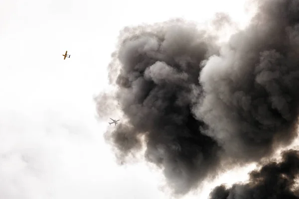 Fumée très sombre d'un feu — Photo