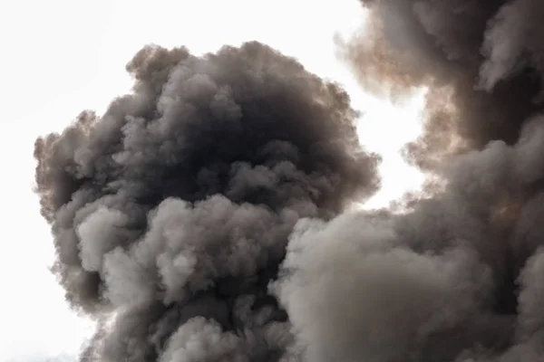 La fumée polluante d'un énorme incendie inondant le ciel — Photo