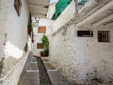 Küçük sokak ortasında bir su kanalı ile