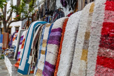 Güneyde bir köyde bir dükkanı dışındaki halıların görünümü