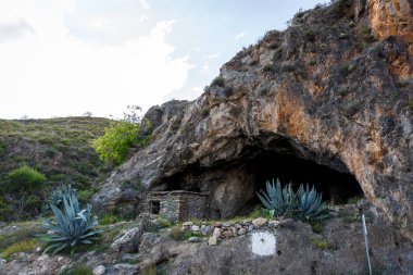 Büyük bir mağara girişinin görünümü