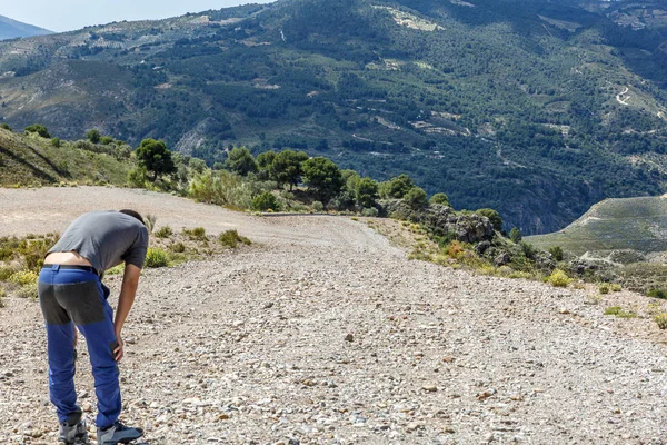 Exausto e cansado homem respirando no meio de uma landsca — Fotografia de Stock