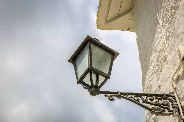 Kırsal bir evin duvarında Vintage sokak lambası — Stok fotoğraf