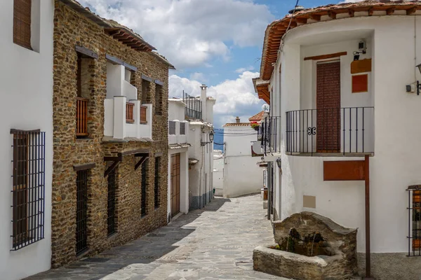 Красивый вид на улицу в деревне Ла Альпухарра, Испания — стоковое фото