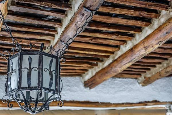 Рустикальна лампа, що висить з дерев'яної стелі — стокове фото