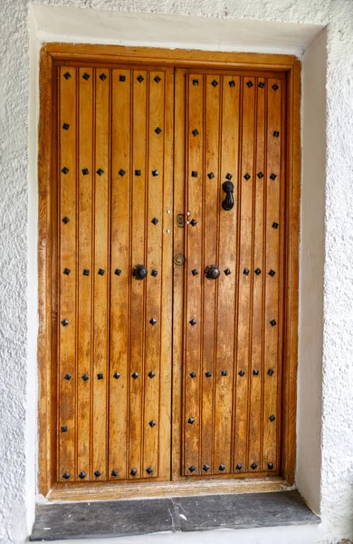 Puerta de madera rústica de una casa de pueblo, con varios detalles — Foto de Stock