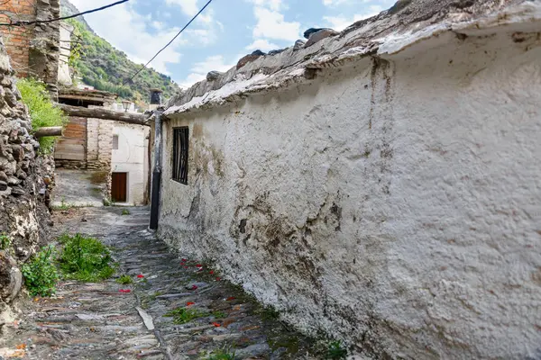 Vista de una casa en ruinas en un pueblo de La Alpujarra, Granada, Sp — Foto de Stock