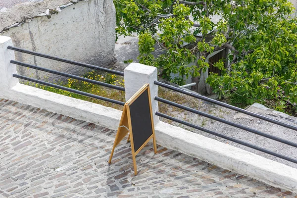 Bir köy bir sokakta yerleştirilmiş ahşap tabela — Stok fotoğraf