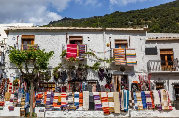 Büyük mağazalar için battaniye ve kilim, bir köy La cephe