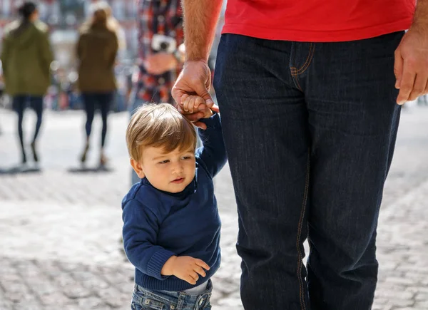 Egy kisfiú, tanulás séta a kezét, egy felnőtt — Stock Fotó