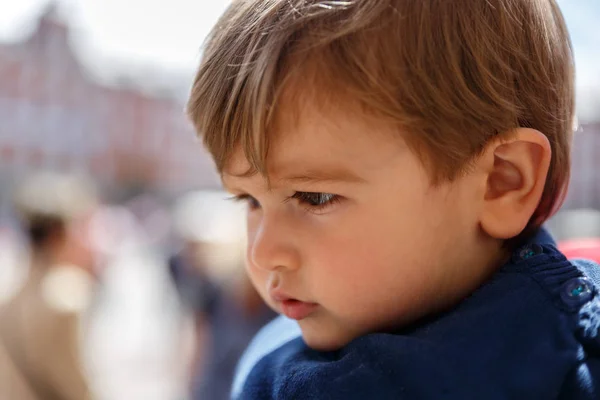 Un niño lindo y serio mirando atentamente — Foto de Stock