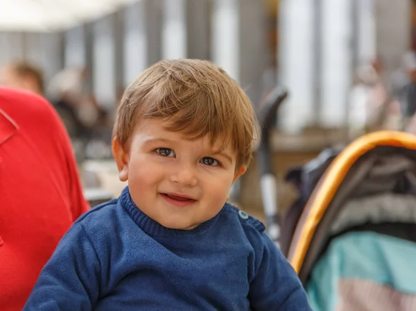 Un niño amable y tierno mira atentamente al frente. —  Fotos de Stock