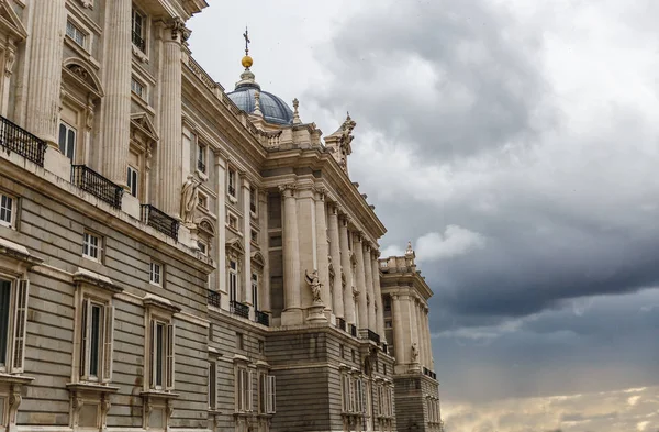 马德里皇家宫殿的视图 — 图库照片