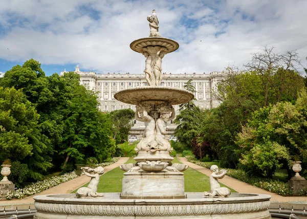 Vista de perto de uma escultura, com o palácio real de Madrid em — Fotografia de Stock