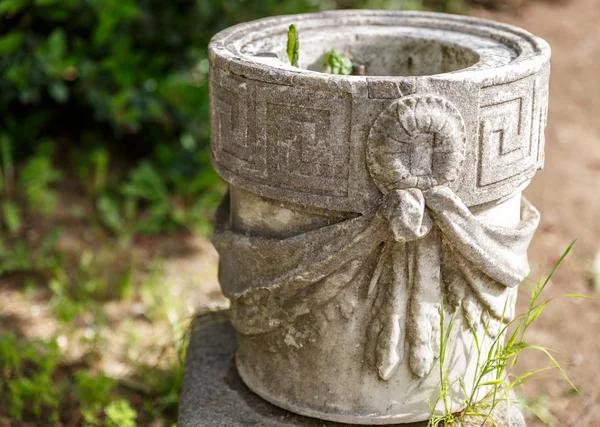 Jolie pot de fleurs en pierre dans un jardin — Photo