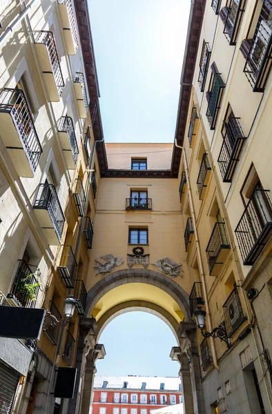 View of one of the entrances to the Plaza Mayor, Madrid — Stock Photo, Image