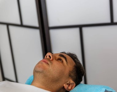 Bir terapi Merkezi sedyede yatan bir hasta