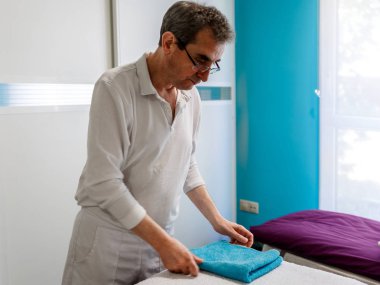 Bir terapist yerler ve şeyler bir hasta katılıyor önce emir