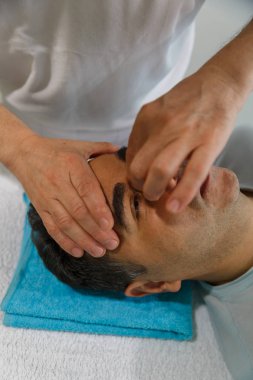 Bir yandan alın ve diğer p bir terapistle