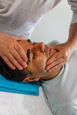 Ellerini bir hastanın yüzünde bir terapist geçerlidir