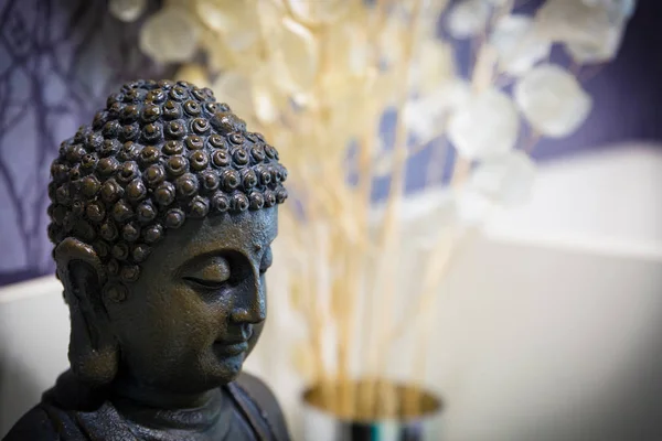 Uma estátua de buddha em um centro de terapia — Fotografia de Stock