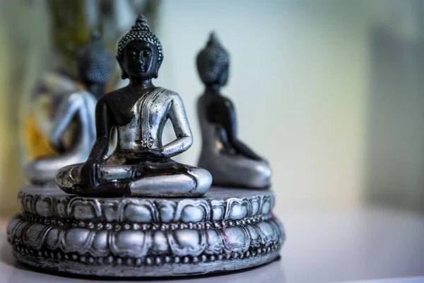 Figura oriental de meditação em um centro de terapia — Fotografia de Stock