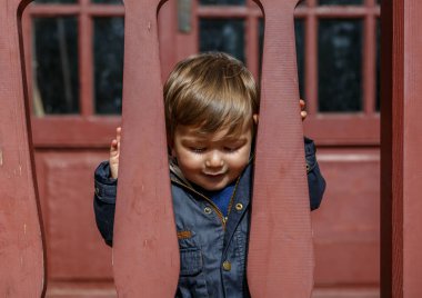 Güzel bir çocuğun dikkatle tepeden bakıyor