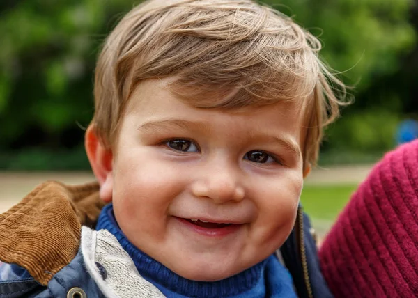 Un niño se ve feliz hacia el frente —  Fotos de Stock