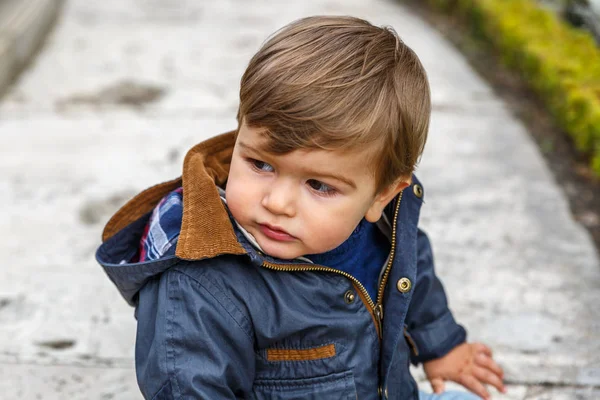 Un niño gira la cabeza con preocupación — Foto de Stock