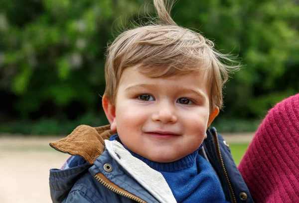 Un niño lindo se ve feliz hacia el frente —  Fotos de Stock