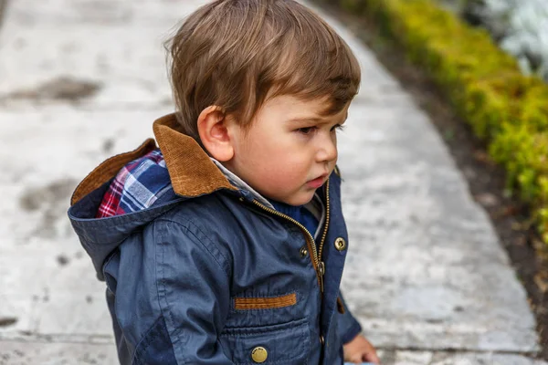 Un niño lindo muestra un poco de ira — Foto de Stock