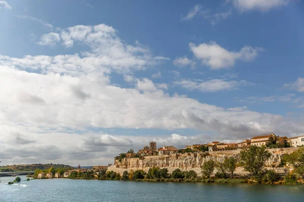 Paesaggio con la città di Zamora sullo sfondo, e vista di — Foto Stock
