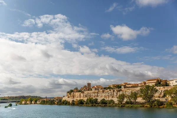 Paisaje con la ciudad de Zamora en el fondo, y vista de — Foto de Stock