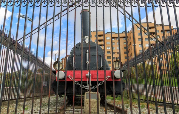 Vista de la parte delantera de un viejo tren — Foto de Stock