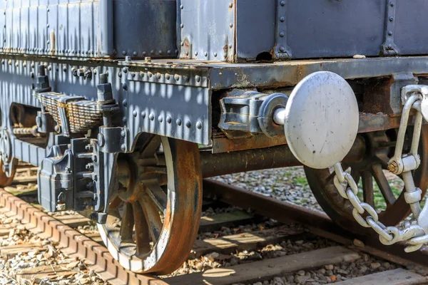 Vista trasera de un viejo tren oxidado — Foto de Stock