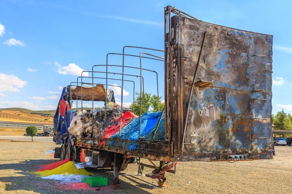 Un camión grande es quemado y abandonado — Foto de Stock
